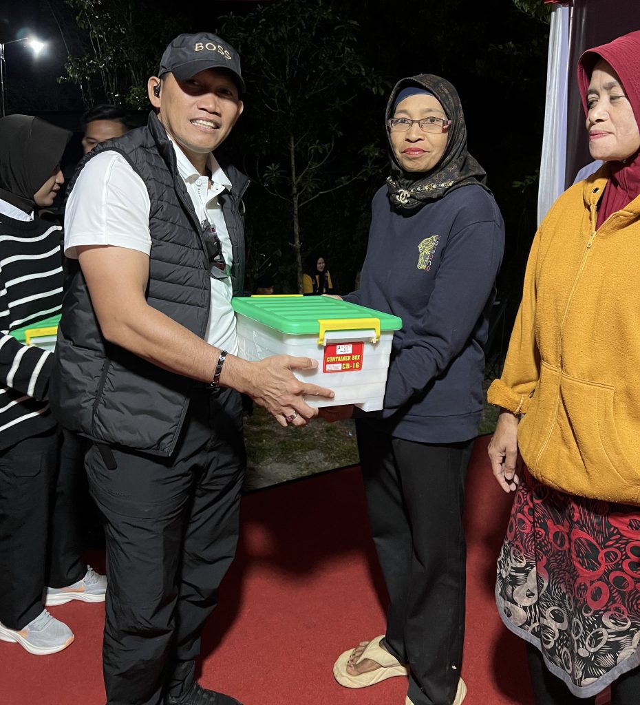 Panitia dan Peserta Offroad Merdeka Peduli Seri IV Bagi Ratusan Bantuan ke Warga di Gowa