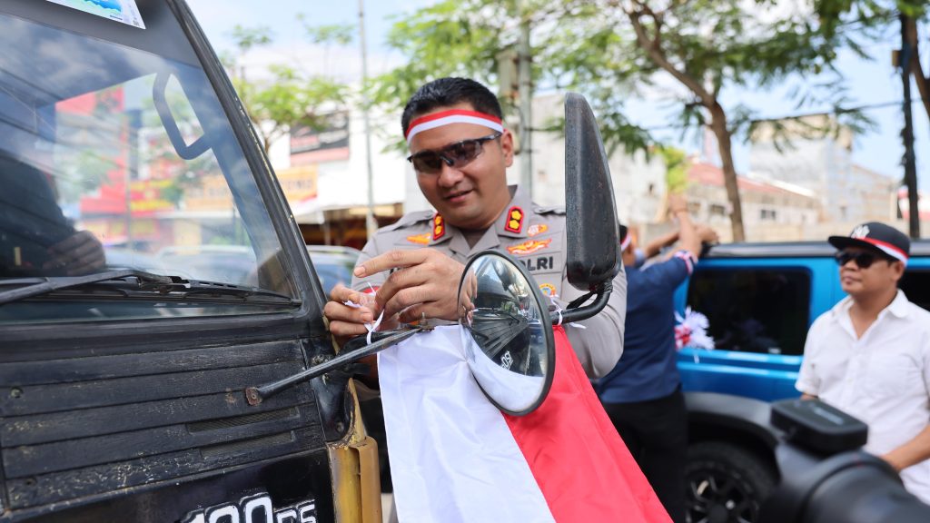 Kapolres Gowa Turun Langsung Bagikan dan Pasang Bendera Merah Putih