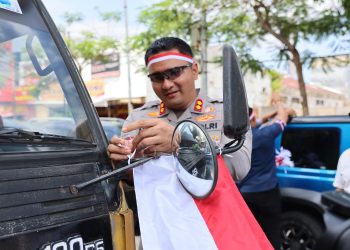 Kapolres Gowa Turun Langsung Bagikan dan Pasang Bendera Merah Putih