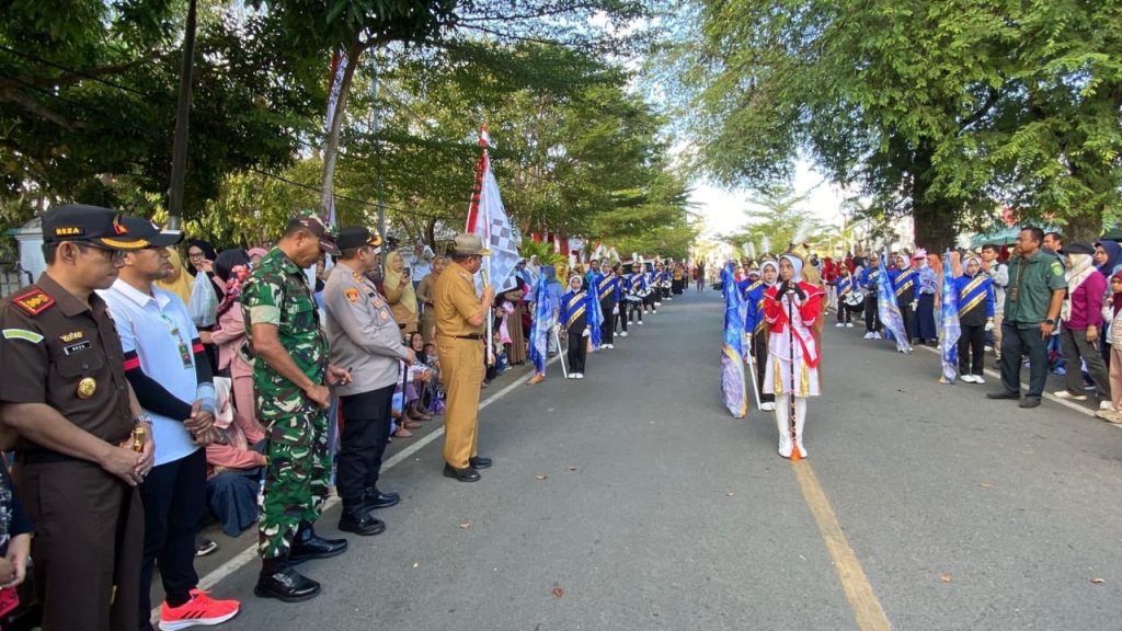 Kapolres Selayar bersama Ketua Bhayangkari Hadiri Pelepasan Peserta Lomba Gerak Jalan Indah