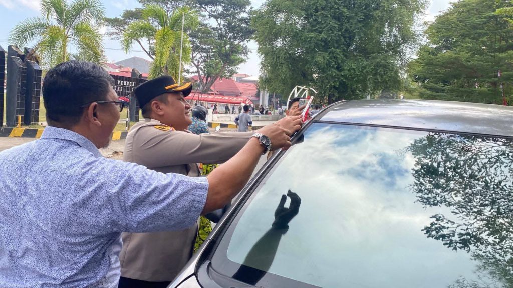 Kapolres Kepulauan Selayar Pimpin Pembagian Bendera dan Stiker Merah Putih ke Pengendara