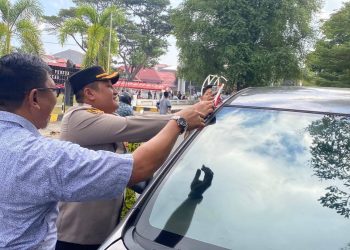 Kapolres Kepulauan Selayar Pimpin Pembagian Bendera dan Stiker Merah Putih ke Pengendara