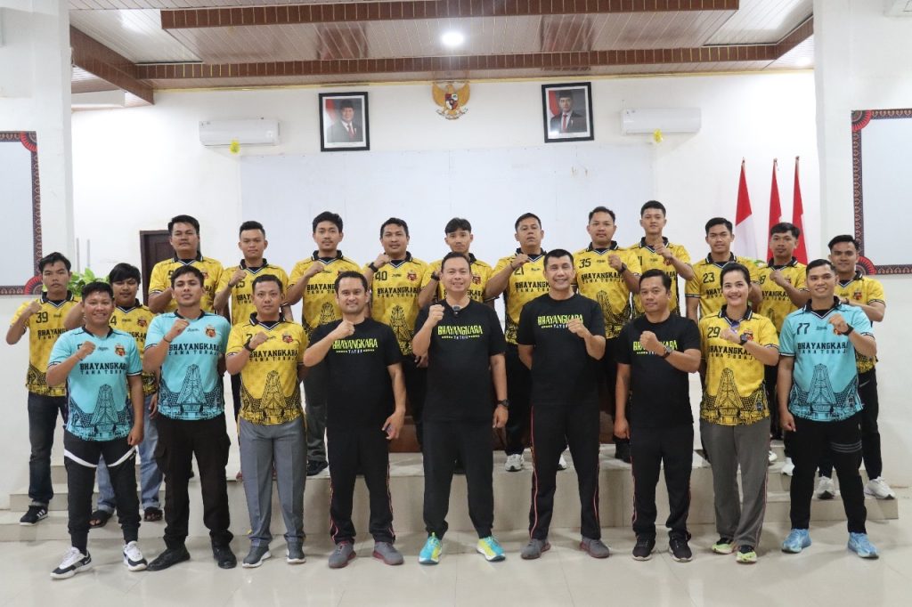 Kapolres Tana Toraja Berikan Semangat kepada Tim Sepak Bola Polres Tana Toraja Yang Akan Bertanding Di Wajo