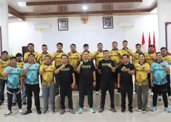 Kapolres Tana Toraja Berikan Semangat kepada Tim Sepak Bola Polres Tana Toraja Yang Akan Bertanding Di Wajo