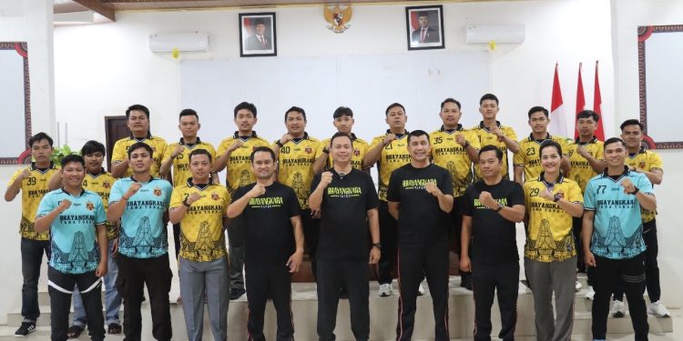 Kapolres Tana Toraja Berikan Semangat kepada Tim Sepak Bola Polres Tana Toraja Yang Akan Bertanding Di Wajo
