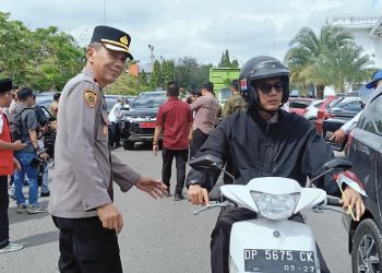Semarak HUT ke-80 RI, Polres Wajo Bagikan Ribuan Bendera dan Gelar Pasar Murah