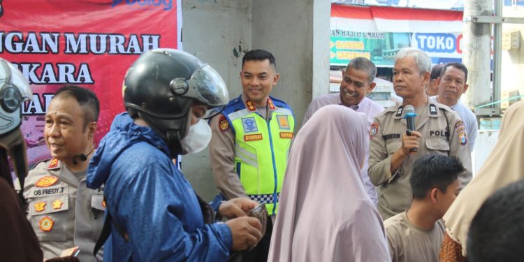 Polres Maros Gelar Kegiatan Gerakan Pangan Murah di Kawasan Pasar Tradisional Modern