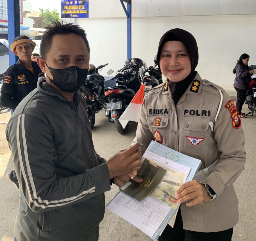 Semarak Hari Kemerdekaan, Kasubdit Regident Ditlantas Polda Sulsel Bagi Bendera ke Masyarakat