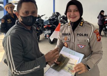 Semarak Hari Kemerdekaan, Kasubdit Regident Ditlantas Polda Sulsel Bagi Bendera ke Masyarakat