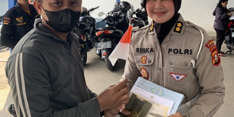 Semarak Hari Kemerdekaan, Kasubdit Regident Ditlantas Polda Sulsel Bagi Bendera ke Masyarakat