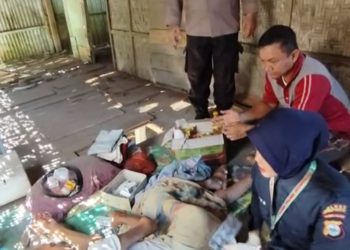 Kapolres Jeneponto Kunjungi Warga Yang Hidup Seorang Diri Dalam Keadaan Sakit