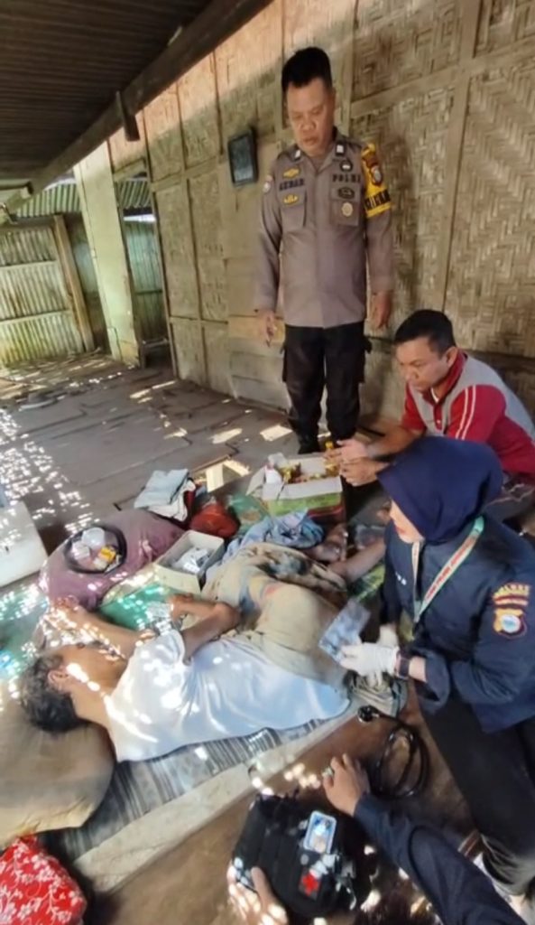 Kapolres Jeneponto Kunjungi Warga Yang Hidup Seorang Diri Dalam Keadaan Sakit