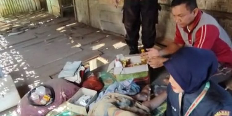 Kapolres Jeneponto Kunjungi Warga Yang Hidup Seorang Diri Dalam Keadaan Sakit
