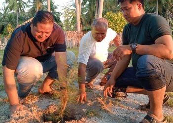 Dukung Pariwisata Berkelanjutan, Kapolres Kepulauan Selayar Tanam Pohon Pinus di Pasi Gusung