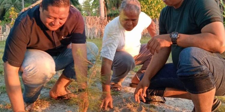 Dukung Pariwisata Berkelanjutan, Kapolres Kepulauan Selayar Tanam Pohon Pinus di Pasi Gusung