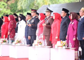 Kapolrestabes Makassar bersama Ketua Bhayangkari Hadiri Upacara Pengibaran Bendera Merah Putih