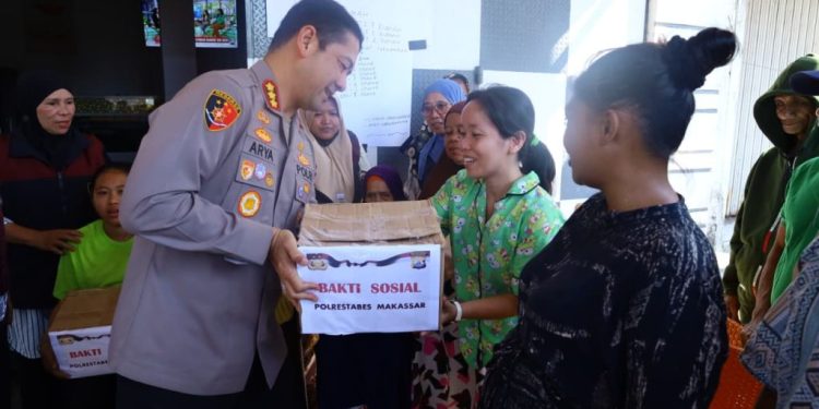 Kapolrestabes Makassar Beri Bantuan ke 11 Kepala Keluarga Yang Terdampak Kebakaran