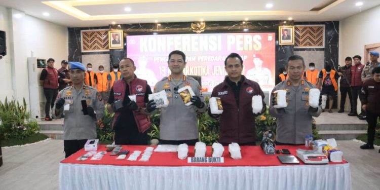 Kapolrestabes Makassar Rilis Pengungkapan Jaringan Narkotika Lintas Negara, 13,3 Kg Sabu Diamankan