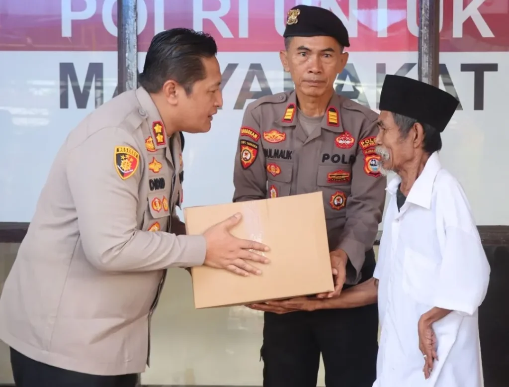 Kapolres Kepulauan Selayar Kunker ke Polsek Benteng Sekaligus Bagi Bantuan ke Warga Kurang Mampu