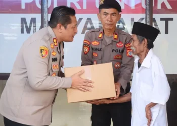 Kapolres Kepulauan Selayar Kunker ke Polsek Benteng Sekaligus Bagi Bantuan ke Warga Kurang Mampu