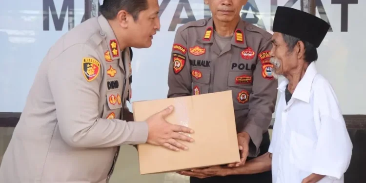Kapolres Kepulauan Selayar Kunker ke Polsek Benteng Sekaligus Bagi Bantuan ke Warga Kurang Mampu