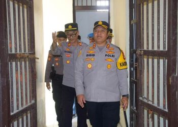 Kunker ke Polsek Bontosikuyu, Kapolres Selayar Beri Arahan ke Personel dan Bagi Bantuan ke Masyarakat