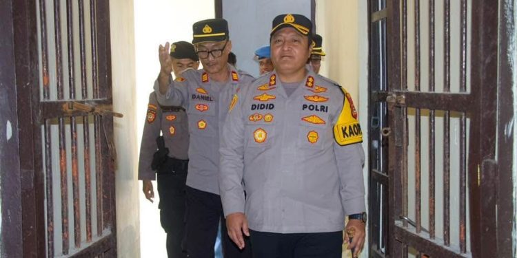 Kunker ke Polsek Bontosikuyu, Kapolres Selayar Beri Arahan ke Personel dan Bagi Bantuan ke Masyarakat