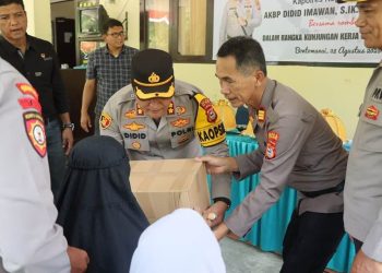Kapolres Selayar Gelar Baksos dan Penanaman Bibit Pangan Bergizi Saat Kunker di Polsek Bontomanai