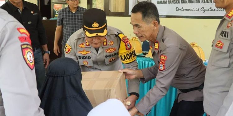 Kapolres Selayar Gelar Baksos dan Penanaman Bibit Pangan Bergizi Saat Kunker di Polsek Bontomanai