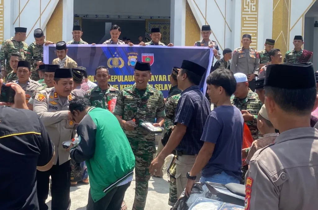Kapolres Kepulauan Selayar bersama Dandim 1415 Kompak Gelar Jumat Berkah Untuk Masyarakat
