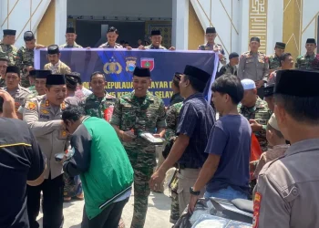 Kapolres Kepulauan Selayar bersama Dandim 1415 Kompak Gelar Jumat Berkah Untuk Masyarakat