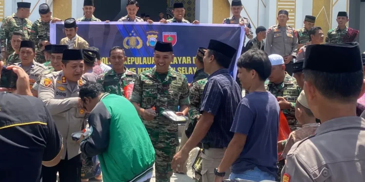 Kapolres Kepulauan Selayar bersama Dandim 1415 Kompak Gelar Jumat Berkah Untuk Masyarakat