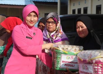 Ketua Bhayangkari Cabang Selayar Beri Bantuan ke Warga Kurang Mampu