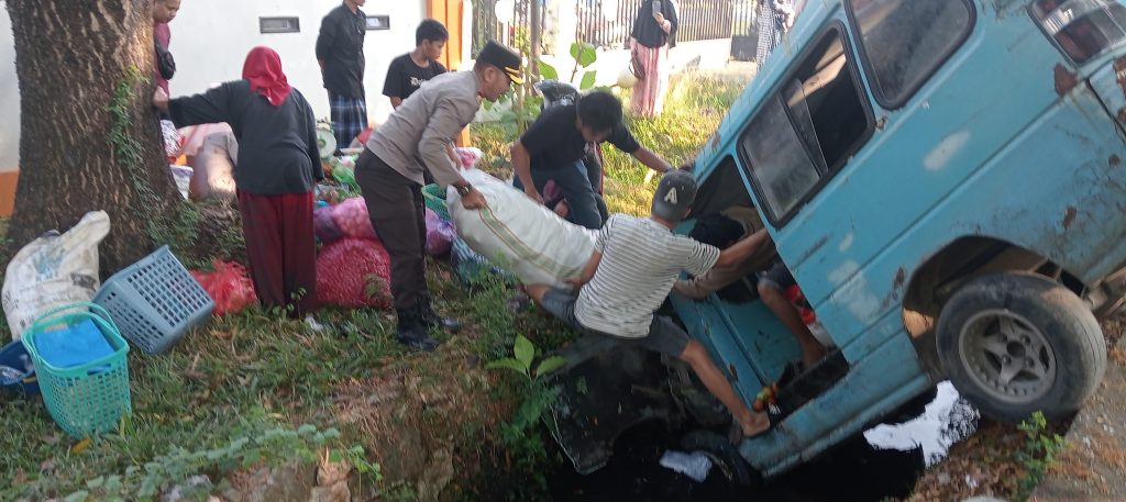 Wakapolres Maros Gerak Cepat Bantu Evakuasi Korban Kecelakaan Angkutan Umum