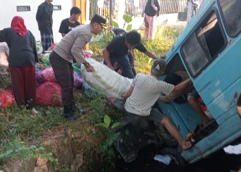 Wakapolres Maros Gerak Cepat Bantu Evakuasi Korban Kecelakaan Angkutan Umum