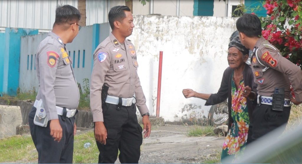 Unit Patroli Sat Lantas Polres Wajo Gelar Jumat Berkah Dengan Berbagi ke Masyarakat 