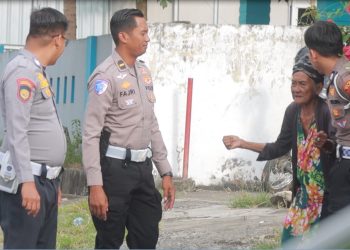 Unit Patroli Sat Lantas Polres Wajo Gelar Jumat Berkah Dengan Berbagi ke Masyarakat 