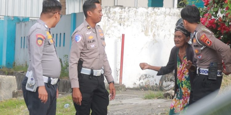 Unit Patroli Sat Lantas Polres Wajo Gelar Jumat Berkah Dengan Berbagi ke Masyarakat 