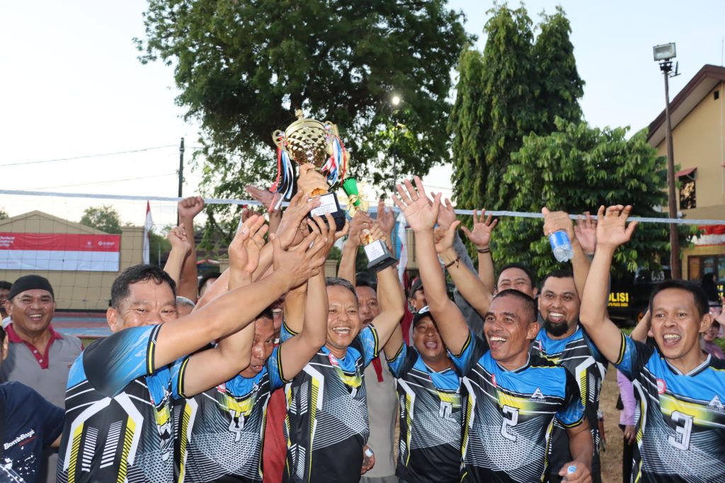Dalam Rangka Hari Kemerdekaan, Polres Maros Gelar Turnamen Bola Voli Internal
