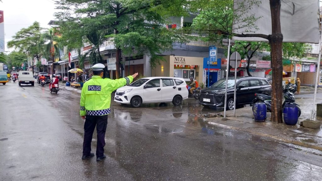 Sat Lantas Polres Wajo Tingkatkan Pelayanan Dengan Mengawal Kelancaran Arus Lalu Lintas