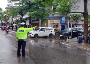 Sat Lantas Polres Wajo Tingkatkan Pelayanan Dengan Mengawal Kelancaran Arus Lalu Lintas
