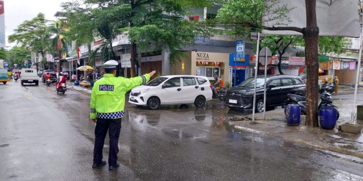 Sat Lantas Polres Wajo Tingkatkan Pelayanan Dengan Mengawal Kelancaran Arus Lalu Lintas