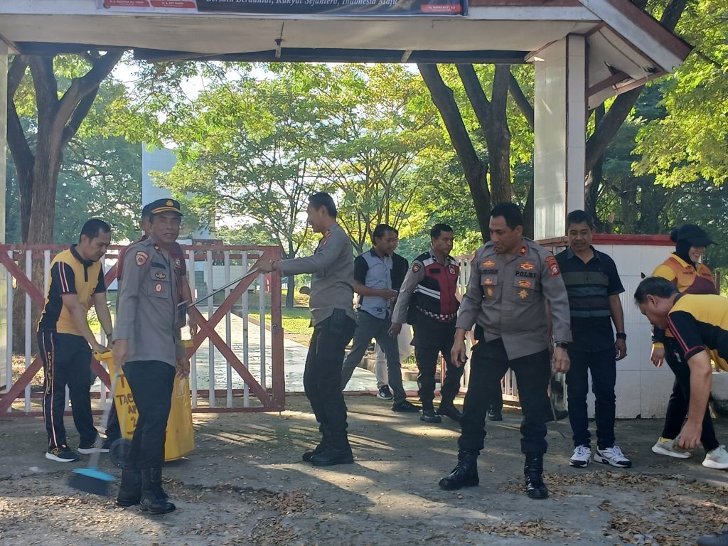 Polres Bulukumba Gelar Kerja Bakti di Taman Makam Pahlawan Taccorong
