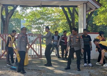 Polres Bulukumba Gelar Kerja Bakti di Taman Makam Pahlawan Taccorong