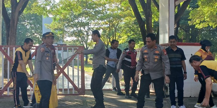 Polres Bulukumba Gelar Kerja Bakti di Taman Makam Pahlawan Taccorong