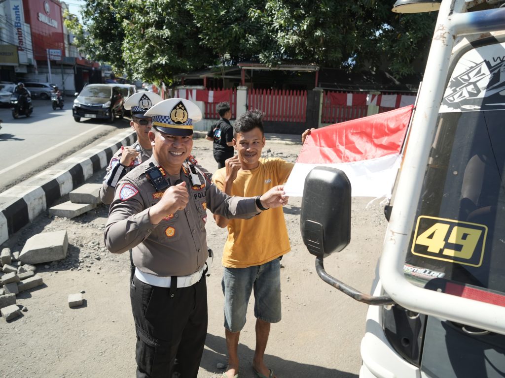 Satlantas Polres Gowa Bagi Bendera Merah Putih dan Bunga kepada Pengendara