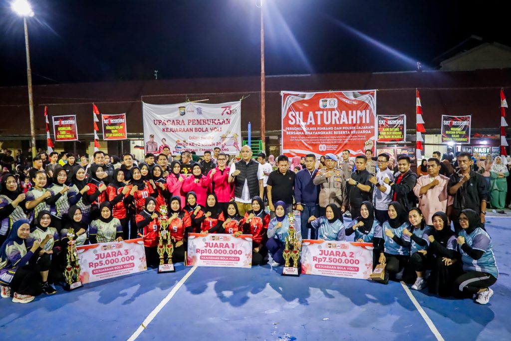 Hangatnya Kebersamaan Kapolres Pinrang dan Keluarga Besar Polres di Malam Penutupan Voli HKGB