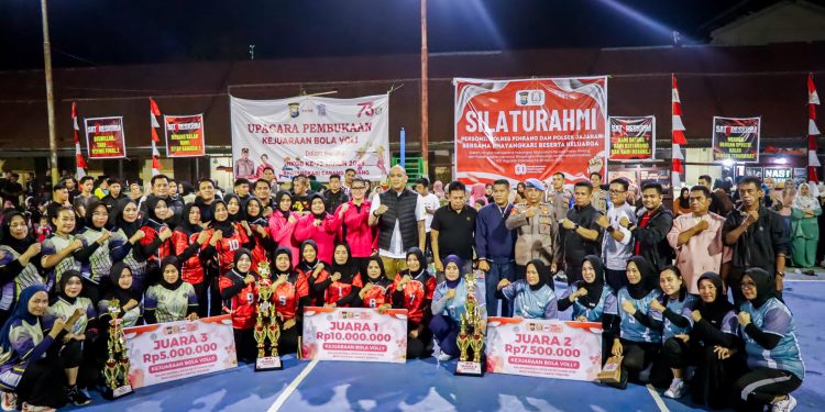 Hangatnya Kebersamaan Kapolres Pinrang dan Keluarga Besar Polres di Malam Penutupan Voli HKGB