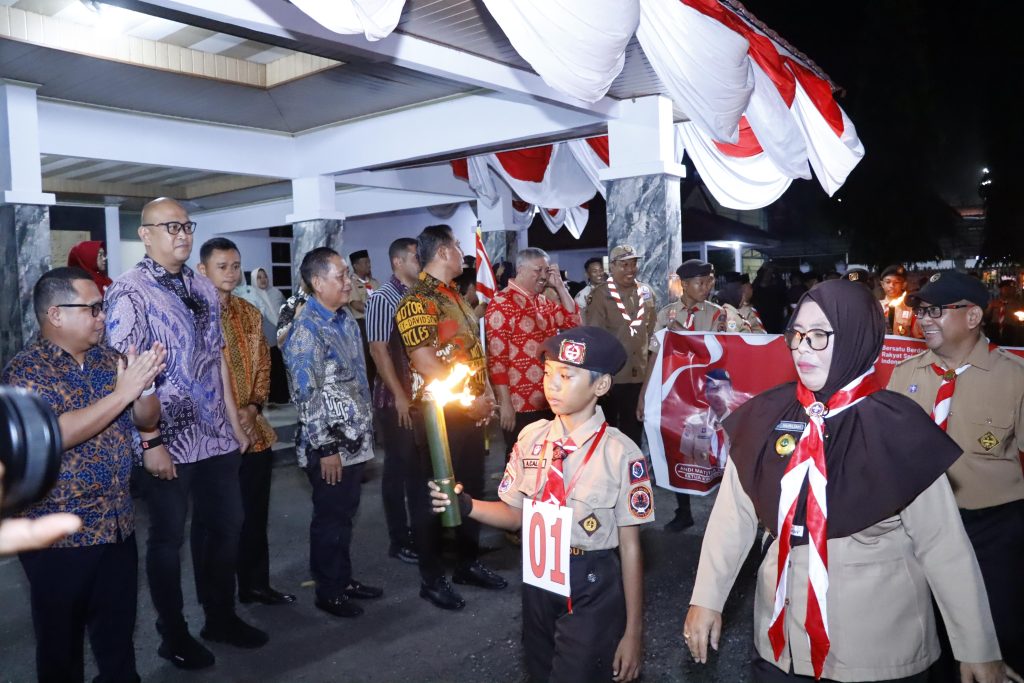 Kapolres Pinrang Hadiri Pawai Taptu Semarak HUT RI ke-80