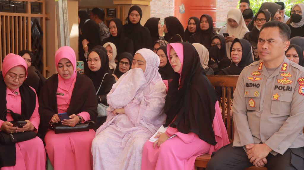 Kapolres Wajo bersama Ketua Bhayangkari Hadiri Upacara Pelepasan Jenazah AKP (Purn) Sudarman